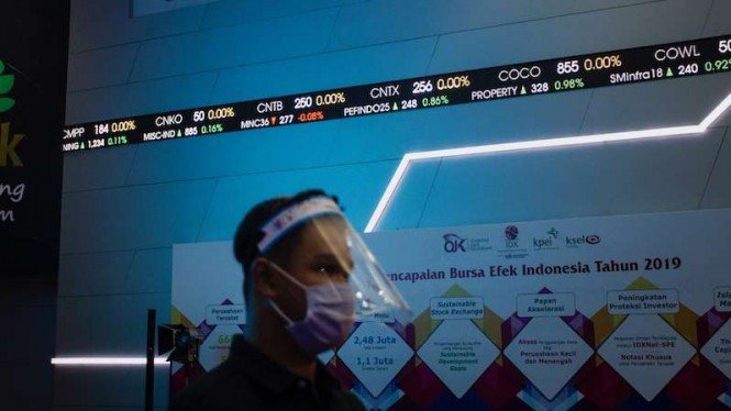 Karyawan mengamati layar yang menampilkan informasi pergerakan IHSG di gedung Bursa Efek Indonesia (BEI), Jakarta, Jumat (26/6/2020). (Foto ilustrasi)