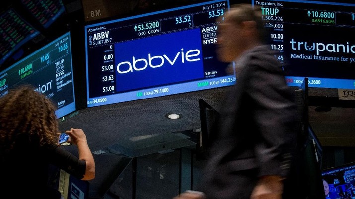 FILE PHOTO: A screen displays the share price for pharmaceutical maker AbbVie on the floor of the New York Stock Exchange July 18, 2014. REUTERS/Brendan McDermid