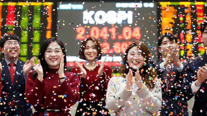 Employees of the Korea Exchange (KRX) pose in front of the final stock price index during a photo opportunity for the media at the ceremonial closing event of the 2018 stock market in Seoul, South Korea, December 28, 2018. REUTERS/Kim Hong-Ji