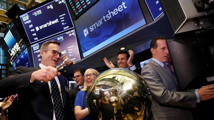 Smartsheet Inc. President and CEO Mark Mader rings a ceremonial bell to celebrate his company's IPO on the floor of the New York Stock Exchange (NYSE) in New York, U.S., April 27, 2018. REUTERS/Brendan McDermid