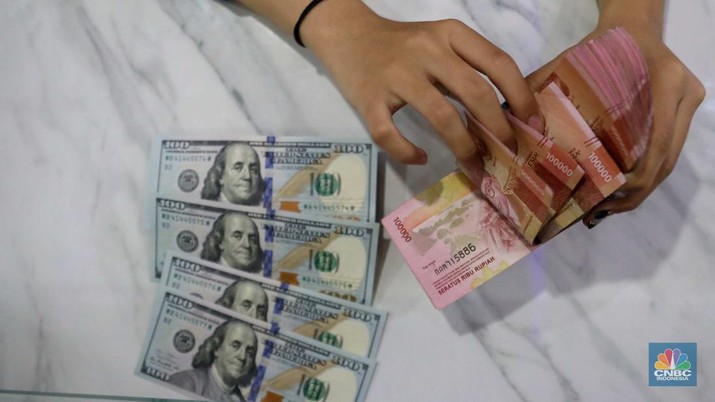 Petugas menghitung uang dolar di tempat penukaran uang Dolarindo, Melawai, Blok M, Jakarta, Senin, (7/11/ 2022)